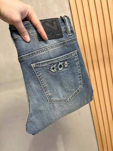 新春爆款 Lv 、2025早春新品经典男士单宁修身时尚水洗牛仔裤，丹宁牛仔裤属于衣橱的必备单品，属于日常混搭和造型的利器 每个细节皆足矣品味！标志性Logo腰牌
