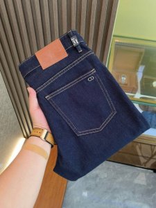 迪奥 新款来袭2630新春爆款新品 专柜有售 实体店极品牛仔裤专柜原版1:1好货 适合各个年龄段 市场最高版本的欧洲进口面料 舒适柔软亲肤 上身效果超级棒时尚百
