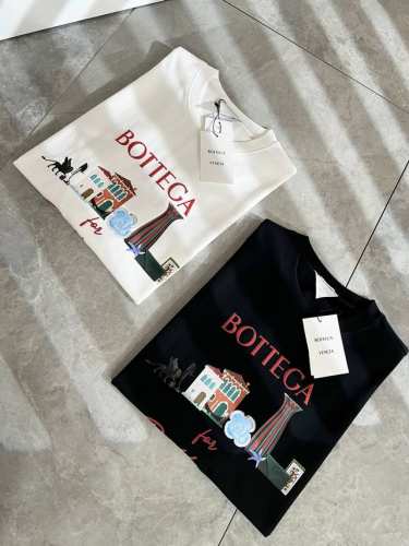 bottegavene*A宝*嘉 2025春夏新款男士短袖T恤，这是今年目前为止最牛批的一款纯色高品质面料！！！衣身Logo图案印花设计！光是这些就足够吊打市面