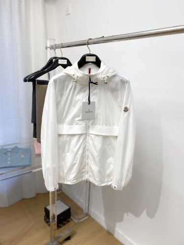 蒙口 2025开春新款男士夹克外套 原单三标齐全高端版本 专柜定制面料 透气舒适度高 细节无可挑剔 品牌元素设计理念 专业代购级体现高品质 手感细腻柔软 呈现休