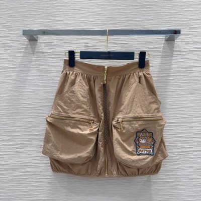 Louis Vuitto* 2025Ss新款 结合工装与防晒衣的碰撞设计 超轻薄面料 特殊材质有肌理感 每个小细节都非常注重 恰到好处的高级感 立体剪裁 让成衣