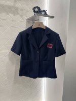 P480Miumi*2025新品上架 短袖西装外套百褶裙套装 定制Yb进口西装材质 光泽舒适 质感上乘 短袖西装外套百褶半裙套装 枪驳领双钮扣处理 作单穿上衣或