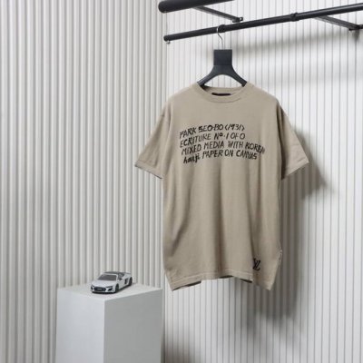 louis Vuitton 路易威登 字母毛织短袖 原8,850购入，采用高质纯棉14S细针织片，德国进口提花机织片而成。电脑扫描胸前描绘字母图案。提花采用进口