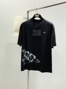 prada 普拉达 2025夏季最新品 专柜同步有售 时尚休闲圆领短袖T恤 进口原版面料 做工极为复杂 唯一可以做代购级别的渠道狠货 顶级印花工艺字母图案Log