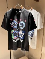 Louisvuitt*路易*登 2025春夏全新系列单品上线，非常时髦前卫的一款男女同款短袖T恤，标识Logo图案印花修饰！区别于以往的不同，宣示品牌传承多年的