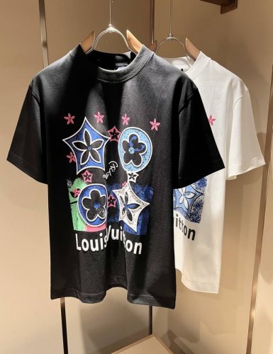 Louisvuitt*路易*登 2025春夏全新系列单品上线，非常时髦前卫的一款男女同款短袖T恤，标识Logo图案印花修饰！区别于以往的不同，宣示品牌传承多年的