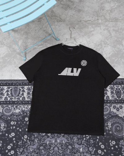 款F22 Lv 顶级品质Lv路易威登指南针圆领短袖 前后呈现图案和标识印花 高密度环保弹力胶浆印花工艺是一种独特的印刷技术 它结合了高密度 环保和弹力三大特性