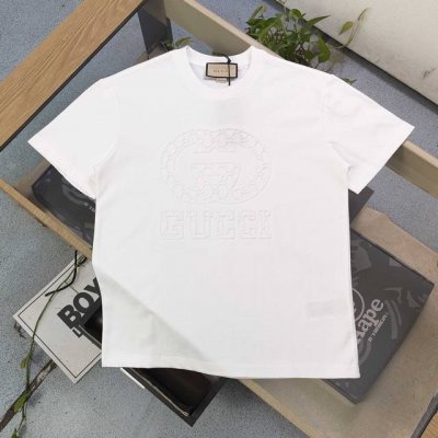 上新 款号：Kc853 高版本 2025新款Gucci古驰简约3D压花字母图案Logo休闲情侣短袖T恤，独一无二的活性环保面料染色，32支双纱精梳纯棉爽滑手感，