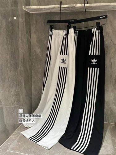 专柜质量 稳定货足 主推 品牌 : 三叶草 款号 : Jh3696长裤薄 尺码 : 女S-Xl 颜色 : 黑色 米白色 面料 : 尼龙起皱 绣标 即转即卖 做工