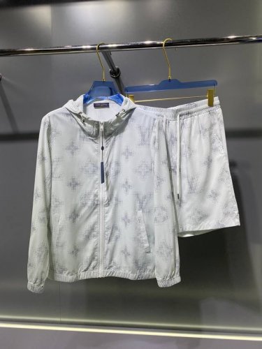 pins Ss 1V男士夹克短裤套装 新季系列将标识巧妙融入设计 在这款百搭T恤上 带着标志性意蕴的图案字母.高调呈现于衣身.上身挺阔 面料轻薄舒适度佳 码数