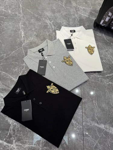 Fendi 25Ss经典polo衫！丝光珠地棉面料打造，胸口经典皇家图形3D绣花点缀.纯色干净搭配.简约大方时尚！ 颜色：白色.黑色.灰色. 码数：M-3Xl