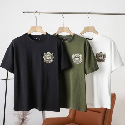 顶级复刻版本 路易威登 Lv 25Ss早春新款短袖 棋盘格纹提花皇冠刺绣短袖 轻奢主义 男女日常通勤穿搭必备单品 正确版本 欢迎对比 详细特征 珠地格提花面料，