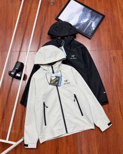 高品质 Arcteryx 始祖鸟刺绣连帽夹克冲锋衣外套 彰显独特风采 潮人出街魅力无限，男女同款百搭外套！ 面料：采用最新科技复合防水面料，增加衣服功能性，全身