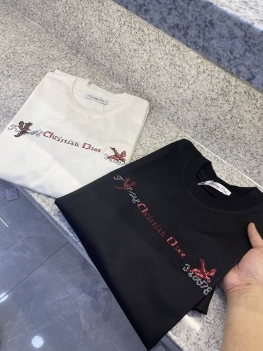 cd迪澳25 Sst新品春夏首发专柜 品相完美 最新款短袖圆领T恤高端订制 设计前卫时尚！品牌Logo重工艺设计高端定制长绒欧棉180克面料手感柔软.穿着舒适.