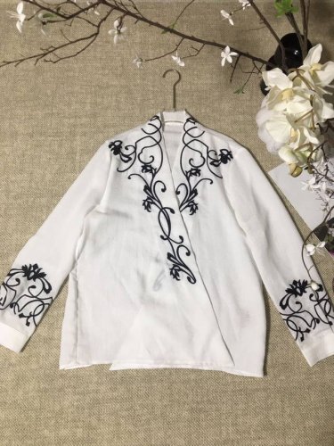 高级主推爆款 高级感春夏秀场重工立体盘绣衬衫 这件衬衫点睛之笔重工立体盘绣 从走线就能看出做工的精细繁复 在光线下散发光泽 松弛自在感 完全被这种腔调吸引 。S