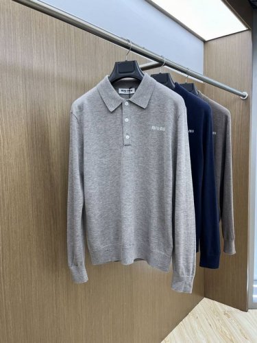 p350 Miu Miu 缪缪2025新款翻领针织衫毛衣长袖上衣男女同款 随性而精致的风格萦绕于此款羊绒和丝质针织Polo衫。Gz 撞色嵌花徽标平添标志性元素。