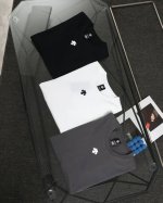 Descente 迪桑特圆领经典款情侣短袖T恤！ 经典系列之作，运动休闲必选款式，上身超级舒服透气！ 面料采用32支240克纯棉面料 经典版型，修身显瘦！ 舒适
