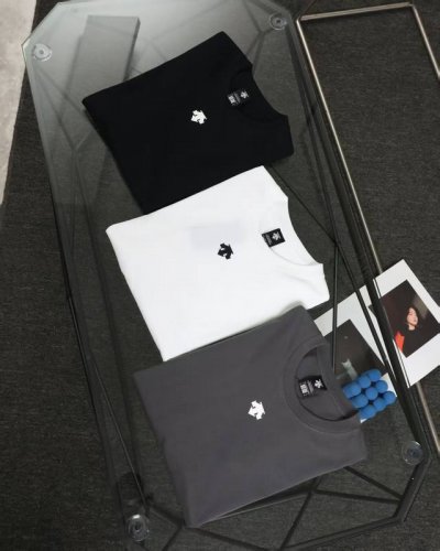 Descente 迪桑特圆领经典款情侣短袖T恤！ 经典系列之作，运动休闲必选款式，上身超级舒服透气！ 面料采用32支240克纯棉面料 经典版型，修身显瘦！ 舒适