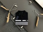 Prad*修身版型M-Xxxl 2025秋款顶级进口私货，高端条纹拼接拼色金属三角标Logo融合百搭翻领短袖针织衫，纯色百搭融合提花针织短袖专柜款时尚不失奢华
