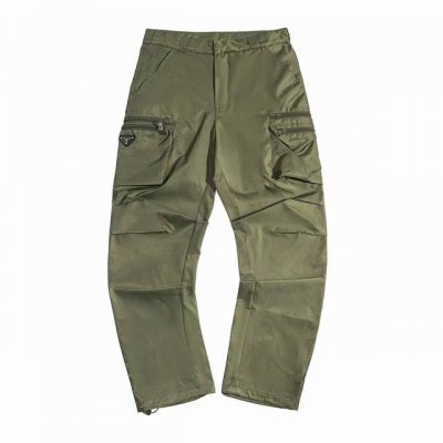 prada普拉达 24Ss 春夏新款多口袋工装裤 这款极简夹克面料取材Re-Lon再生尼龙打造 工装裤两侧拉链多口袋设计 凸显时尚 Re- Lon再生尼龙通过提