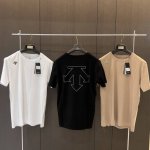 25春夏 Descente迪桑特拉丝Logo后背印花圆领短袖棉T恤 简约的色系 搭配拉丝工艺的Logo整体就显得不单调 后背又是大Logo印花 彰显品牌设计 整
