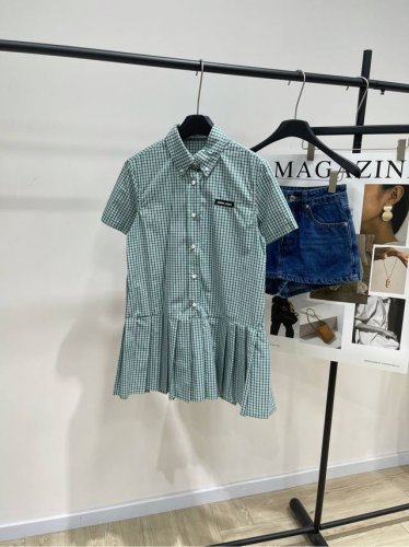 m绿色细格纹短袖衬衫裙 ，面料：全棉 颜色：绿色格纹 2025春夏新款Miu学院风格纹连衣裙 定制配色清爽绿色格纹 衬衫拼接百褶裙既视感～ 宽松版型不挑人 很百