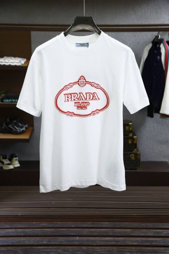 普拉达 Prada普拉达- 2025夏季新款短袖T恤，标志性的战马Logo加刺绣工艺，个性艺术系列全网独家首发 百搭款细节处理完美210克纯棉面料十分精致 原版