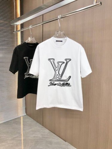 LV 路易威登 2025春夏新款 圆领短袖 特种材料盘绳绣工艺 后面车小黄标Logo 采用高克重320克双纱精梳棉面料 微宽松版型 面料手感柔软厚实 男女同款