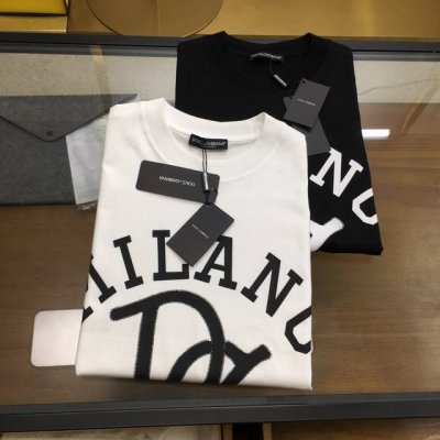 新品 D.G... 2025春夏首发专柜最新款短袖圆领T恤 高端订制 设计前卫时尚！品牌Logo重工艺设计 高端定制丝光云朵棉面料.手感柔软.穿着舒适.专柜级别