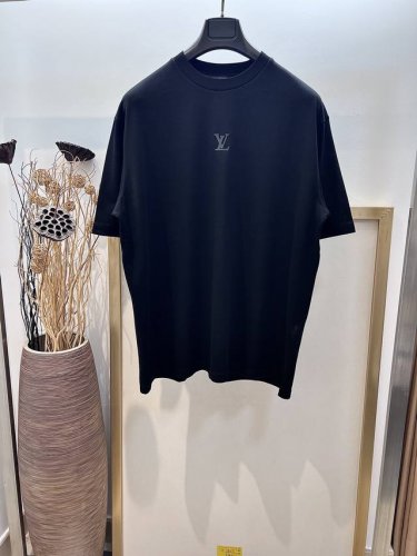 Size：44 46 48 50 52码 黑白灰三色 男女同款 197712170571 1V 路易家 本款 T 恤取材柔软针织100%纯棉，以轻盈硅质塑造正面