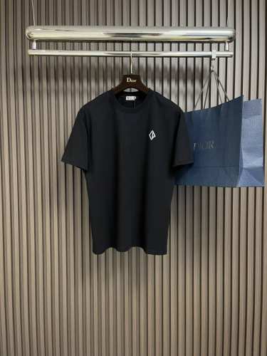 Dior 微标刺绣烫印圆领短袖T恤，对色定染面料、提花扁机螺纹、圆领垂直版型、全套辅料配备！采用100％棉面料，多维度测试对比色差问题，调测最终还原效果。尺码：