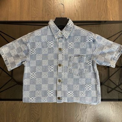 Lv路易威登2025早秋款棋盘格牛仔短袖外套 定织经典元素棋盘格花型 洗水后柔和的复古蓝色 立体感更强 定制辅料合金古铜电镀Logo钮扣撞钉 胸前铜质衣行拍挂扣