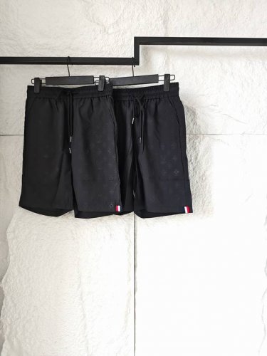 Louis Vuitton Lv满印轻薄短裤 黑色星河重构身体经纬 立体星群矩阵 移动的奢侈密码 突破传统平面 打造立体Logo 尺码：M L Xl M码：裤长