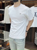主推 Burberry 独家专供秋季新款巴宝莉时尚休闲圆领短袖 高密度320克纯棉面料 高级密针刺绣 高端欧版原单T恤 潮流时尚休闲半袖 透气舒适度高 细节无可