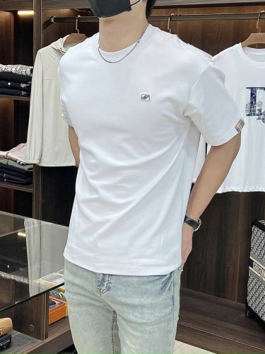 主推 Burberry 独家专供秋季新款巴宝莉时尚休闲圆领短袖 高密度320克纯棉面料 高级密针刺绣 高端欧版原单T恤 潮流时尚休闲半袖 透气舒适度高 细节无可