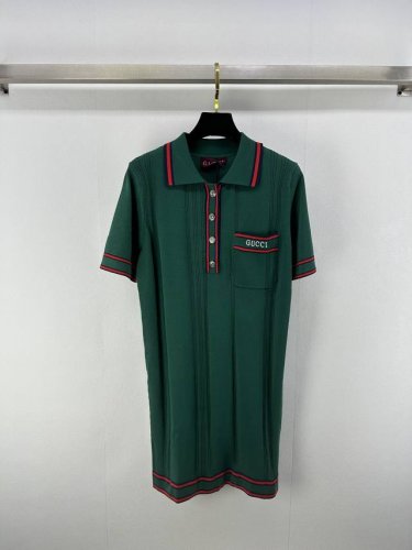 gucc*上新细节 25 春夏新款针织短袖裙 间色条纹包边设计 百褶裙设计搭配经典字母Logo刺绣点缀 高级时髦 1色3码Sml