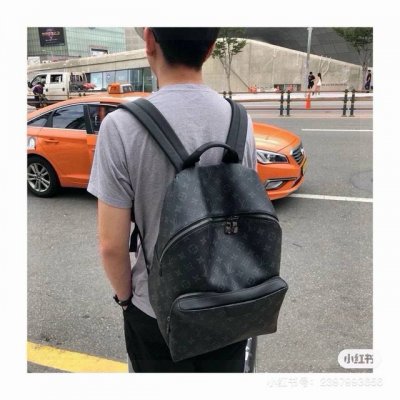 260 lv Discovery 双肩包 双肩包是男孩子日常出街的必备神器！一款高品质的包包不仅提升了男孩子的气质，还很吸引女孩子的眼晴哟！ 黑色老花跟棕色老花