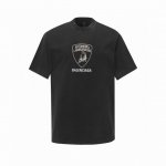 balenciaga巴黎 X Lamborghini Fall25Ss联名系列徽章盾牌洗水短袖 该系列的亮点之一是全新的兰博基尼合作 从传统的联名图案T恤 印有