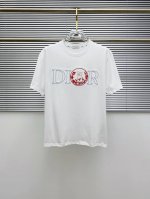 迪奥2025夏季新款短袖T恤，个性艺术系列全网独家首发 百搭款细节处理完美纯棉面料十分精致 原版面料 网红明星同款高版本 高品质手感非常舒服 时尚又个性 超级百