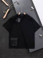 prad*高版本 微宽版型S-Xl 普拉达 25Ss新品三角标徽标拼接梭织贴皮口袋刺绣款短袖T恤，这款T恤融运动风极简主义设计和精美细节于一身。拼接了进口家独家