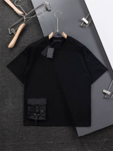prad*高版本 微宽版型S-Xl 普拉达 25Ss新品三角标徽标拼接梭织贴皮口袋刺绣款短袖T恤，这款T恤融运动风极简主义设计和精美细节于一身。拼接了进口家独家