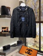 Lv 2025早春新款原单男士连帽风衣夹克外套 官网同步售卖 爆款 高版本 时尚百搭 胸前绣三角Logo标设计 采用原版进口100%聚酯纤维记忆面料手感柔软细腻