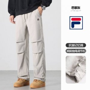 上新 P140【 Fila斐乐 2025春秋高品质立体宽松休闲裤】 ◆采用健康舒适免烫面料，立体裁剪，宽松休闲版型，上身潮流有型，重工制作，手感柔软，不掉色。两