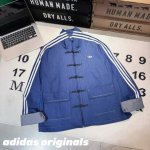 260 -Adidas三叶草 半立领牛仔唐装 情侣款-面料：采用原版一比一丹宁牛仔，还原度百分99以上！ -辅料：原版拆解开发，一比一定制的小标，领标，水洗，吊