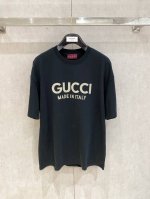 Gucci 25新款短袖Yyds 日常出门闭眼搭 定制纯棉弹力棉面料短袖T恤 魅力在于创造了简约奢华感的时尚,随意搭配感受英式风格独特气质. 宽松的版型展现出休