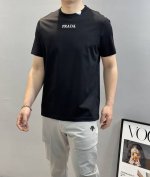 prad*A普拉达25S春夏圆领短袖.真的很好看且百搭.上身减龄效果妥妥的，怎么搭配都好看男女情侣款，立体裁剪！！胸前字母图形3D立体刺绣图案.领口原版五金搭配
