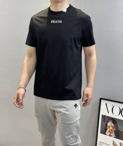 prad*A普拉达25S春夏圆领短袖.真的很好看且百搭.上身减龄效果妥妥的，怎么搭配都好看男女情侣款，立体裁剪！！胸前字母图形3D立体刺绣图案.领口原版五金搭配
