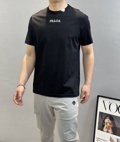 prad*A普拉达25S春夏圆领短袖.真的很好看且百搭.上身减龄效果妥妥的，怎么搭配都好看男女情侣款，立体裁剪！！胸前字母图形3D立体刺绣图案.领口原版五金搭配