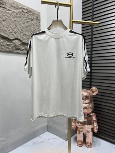 上衣 Bal 白色条纹装饰徽标刺短袖套装、代工厂P出品 单品正面的Unity Sports Icon刺绣以高精度工艺呈现，模糊了运动标识与当代艺术的边界，呼应品