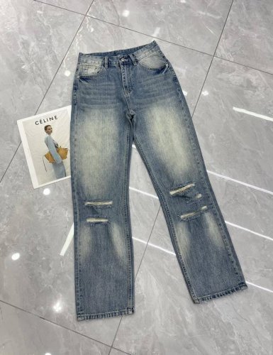 又一爆款来袭 Acn* 春夏必备单品破洞牛仔裤 超完美的直筒型修饰腿型、拉长比例 破洞设计位置恰到好处，高级的面料洗水工艺 强烈推荐Smlxl